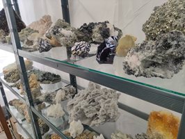 Някои кристали, извадени минните галерии в Мадан, са сред най-красивите в света.