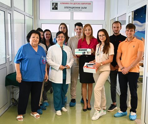 Професор Пенка Стефанова (вляво) благодари на студентите–медици, отделили от личните си средства за закупуване на апаратура.