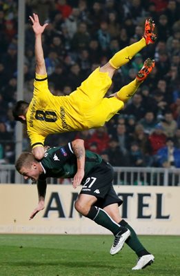 Халфът на "Борусия" Илкай Гюндоган прелита над Рагнар Сигурдсон на стадиона в Краснодар.