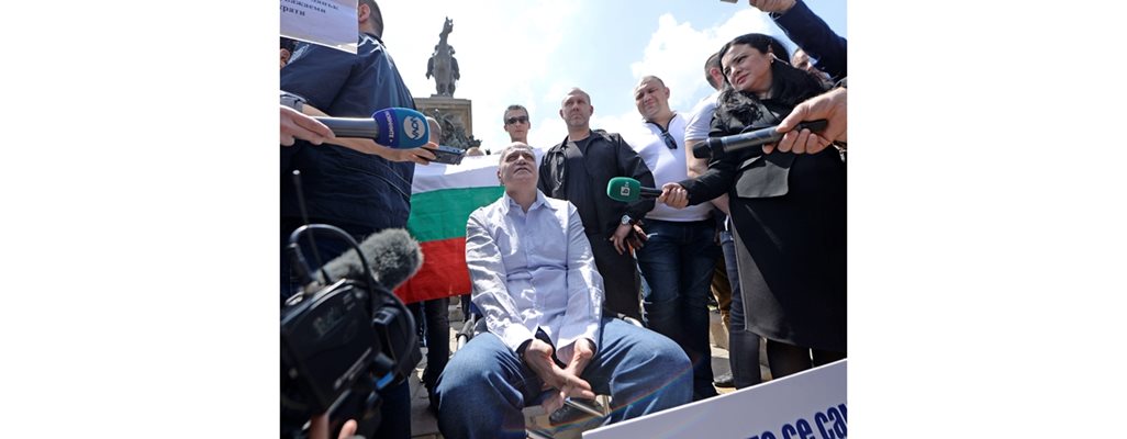 
Слави сам организира протестен митинг пред парламента, но отсъства от сегашните недоволства