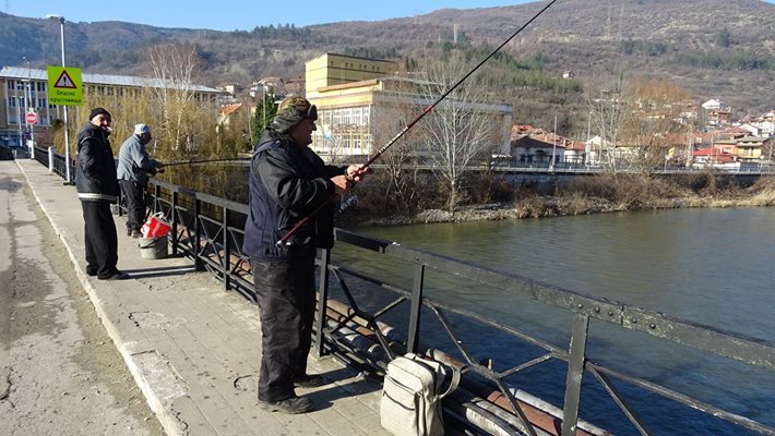 Въдиците се замятат и от стария мост насред град Бобошево