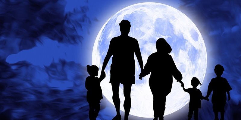 Двойки прибягват до астрологична проверка за съвместимост, преди да поемат по семейния път