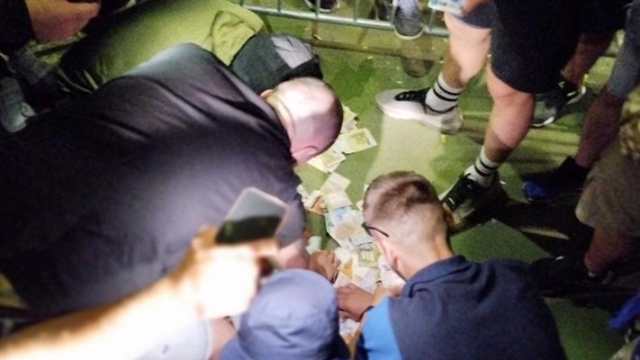 Феновете на "Левски" събраха парите за глобите на арестуваните
Снимка: Борислав Радославов