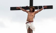 Филипинци се приковават на кръстове, за да пресъздадат разпъването на Христос (Снимки)