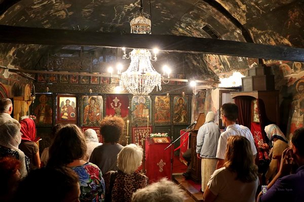 Стотици християни се събраха на тържествената литургия в манастира "Св.Богородица"