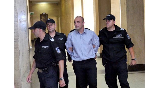 Полицаи водят Стефан Станев в съда