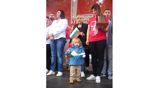 Депутатката Елена Йончева доведе на Бузлуджа и 2-годишния си син Тео.