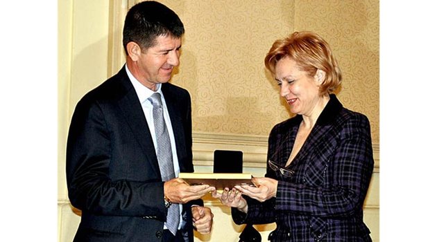 ПРИЗНАНИЕ: Менда Стоянова връчва награда на Георги Самуилов за иновации в бизнеса.