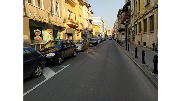 В 17,30 ч централната улица "Христо Г. Данов" е без хора.