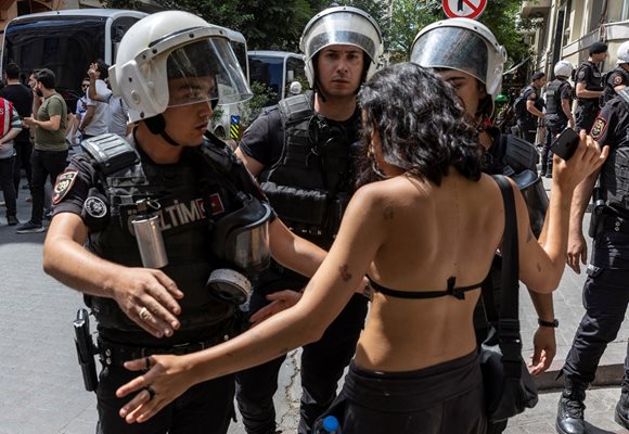 Над 300 души са били задържани при опита да проведат гей парад в Истанбул. СНИМКИ: РОЙТЕРС