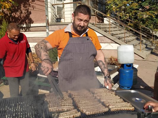 Майстор предлага вкусни кебапчета.