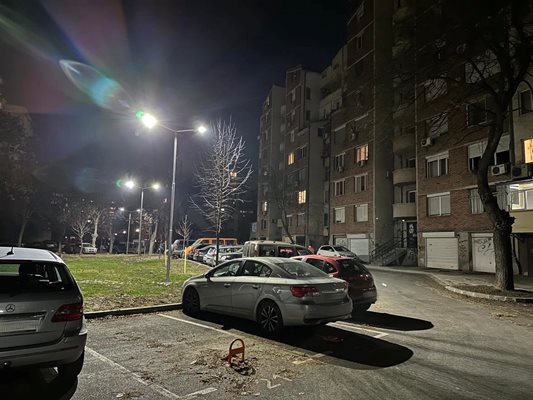 Новият паркинг в пловдивския район "Северен" вече е осветен.