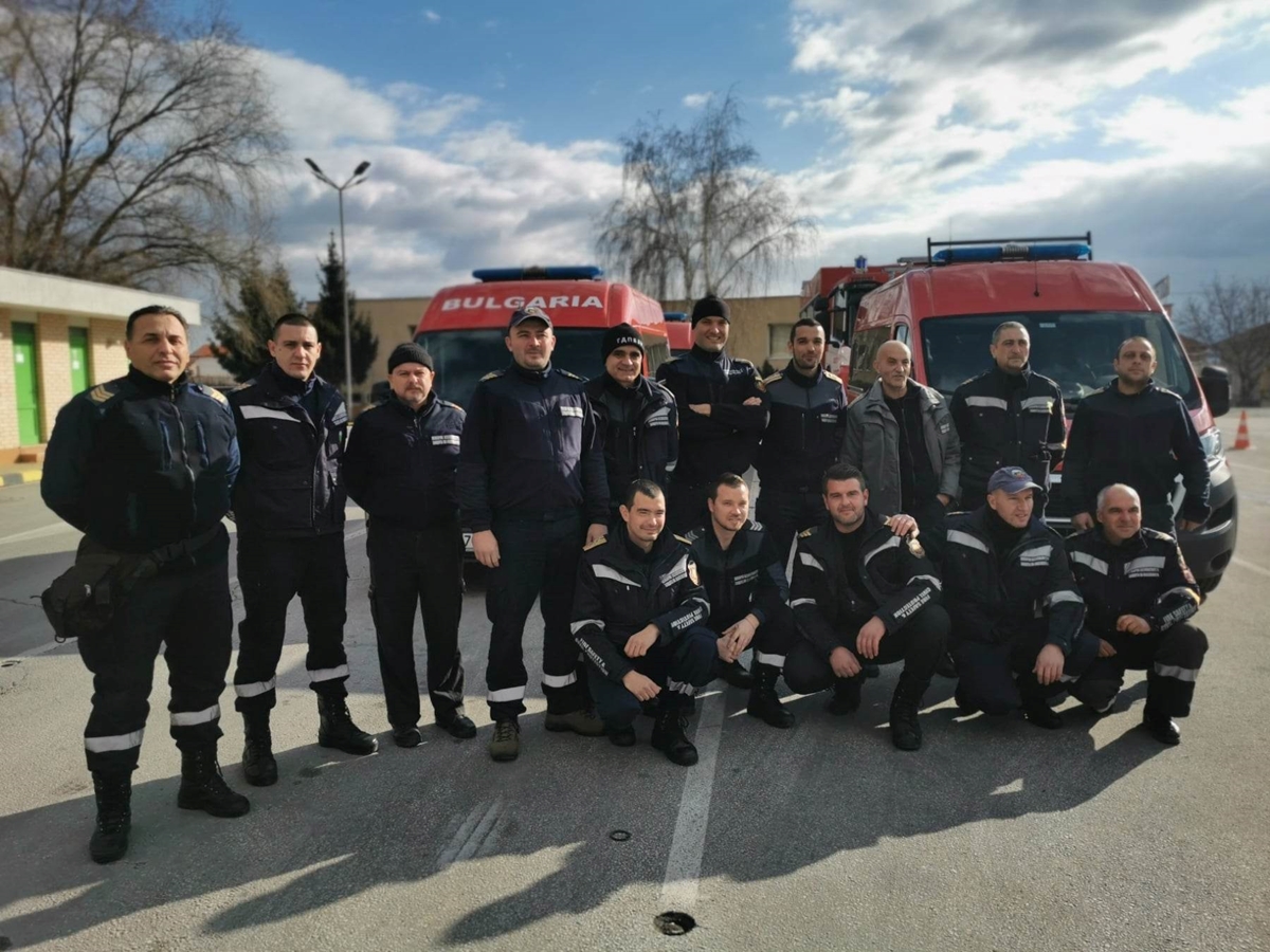 16 пловдивски пожарникари поеха към Турция да спасяват хора от руините (снимки, видео)