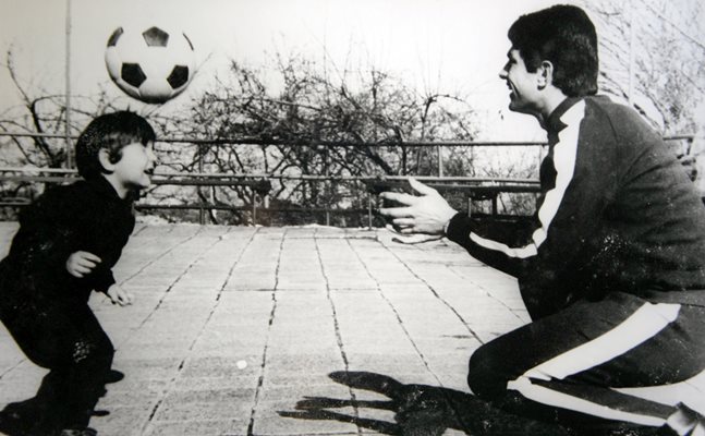 Георги подава топката на сина си Андрей, който отиграва с глава, така както само един истински Аспарухов би могъл. СНИМКА: АРХИВ