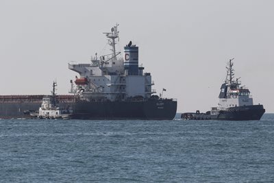 Украйна очаква още 12 товарни кораба в черноморските си пристанища