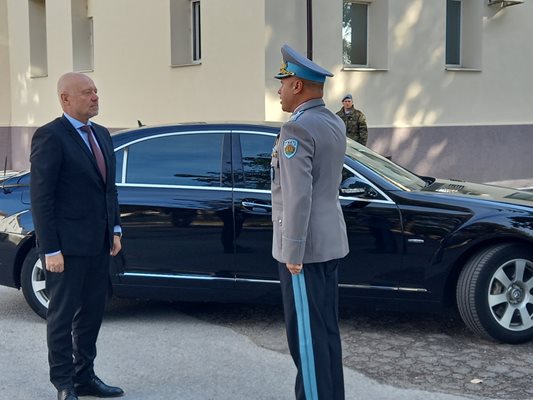 Генерал-майор Явор Матеев рапортува на министър Тодор Тагарев.


Снимки: Авторът