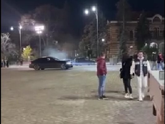 Вижда се как шофьорът презавива колата с висока скорост, докато на метри от него има пешеходци Кадър: Нова тв