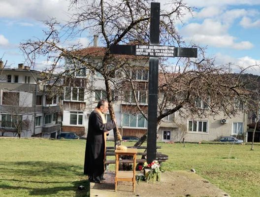 За жертвите сега напомня само голям кръст в парк "Дружба"