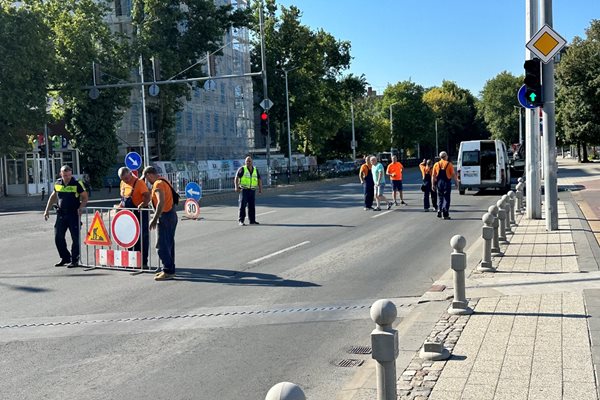 Служители спряха движението от кръстовището с ул. "Света Петка".