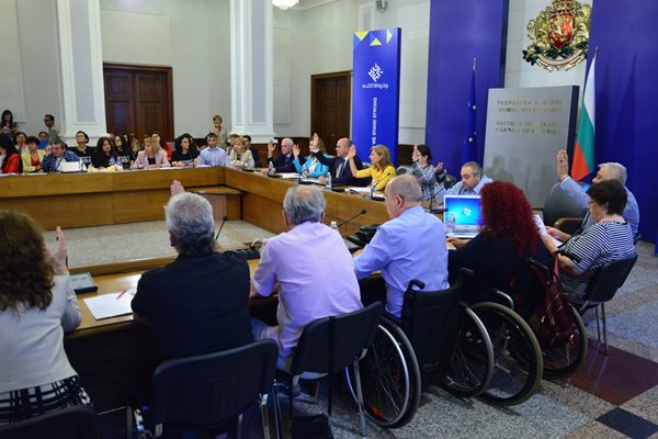 Обсъждането на законопроекта продължи с месеци като в подготовката на текстовете участваха организациите на инвалидите, протестиращите майки и омбудсманката Мая Манолова.
