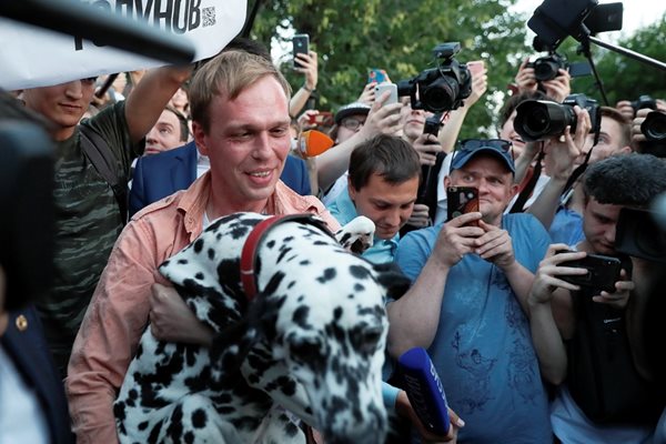 Голунов се радва на кучето си след излизането от ареста.