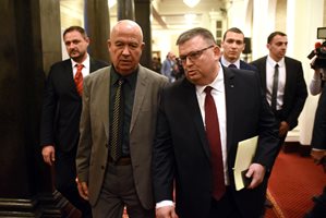 27 червени депутати не се подчиниха на Нинова и подкрепиха Цацаров за шеф на Антикорупция (Обзор)