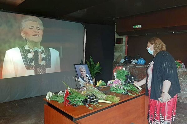 Много смолянчани се поклониха пред тленните останки на голямата родопска певица Христина Лютова. 