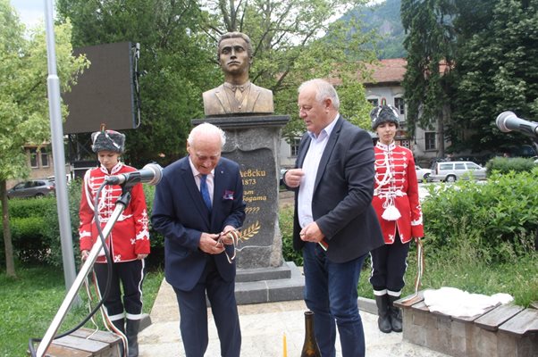 Георги Милушев откри бюст-паметника на Левски заедно с кмета на Смолян Николай Мелемов.
