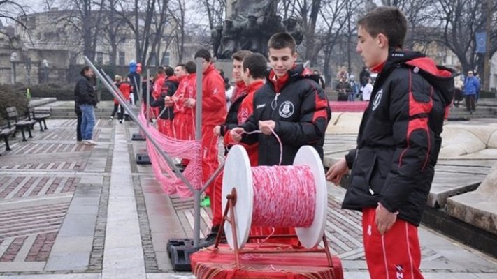 Предишната плетеница рекордьор е измерена на площада