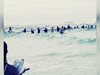 80 души образуваха жива верига на плаж, за да спасят блокирани във водата (Видео)