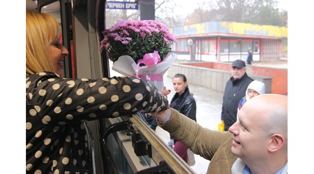 Манолова получи цветя от граждани, чакащи да я видят на гарите.