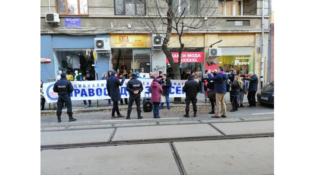 Активисти на инициатива "Правосъдие за всеки" събраха в подкрепа на Лозан Панов и Десислава Иванчева пред ВСС. Снимка: Стоян Нешев