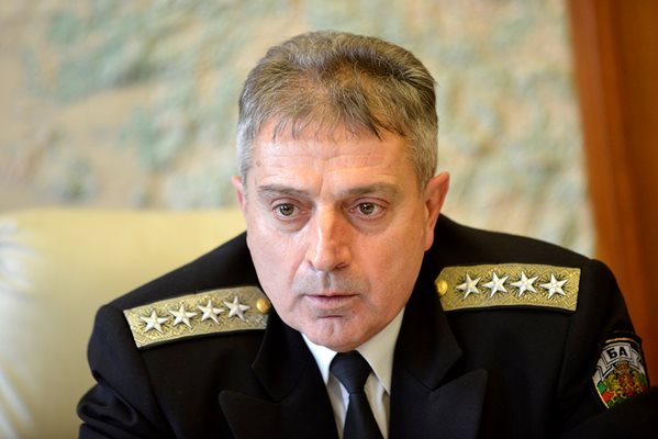 Началникът на отбраната адмирал Емил Етимов