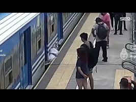 Жена оцеля, след като падна под движещ се влак в метрото (Видео)
