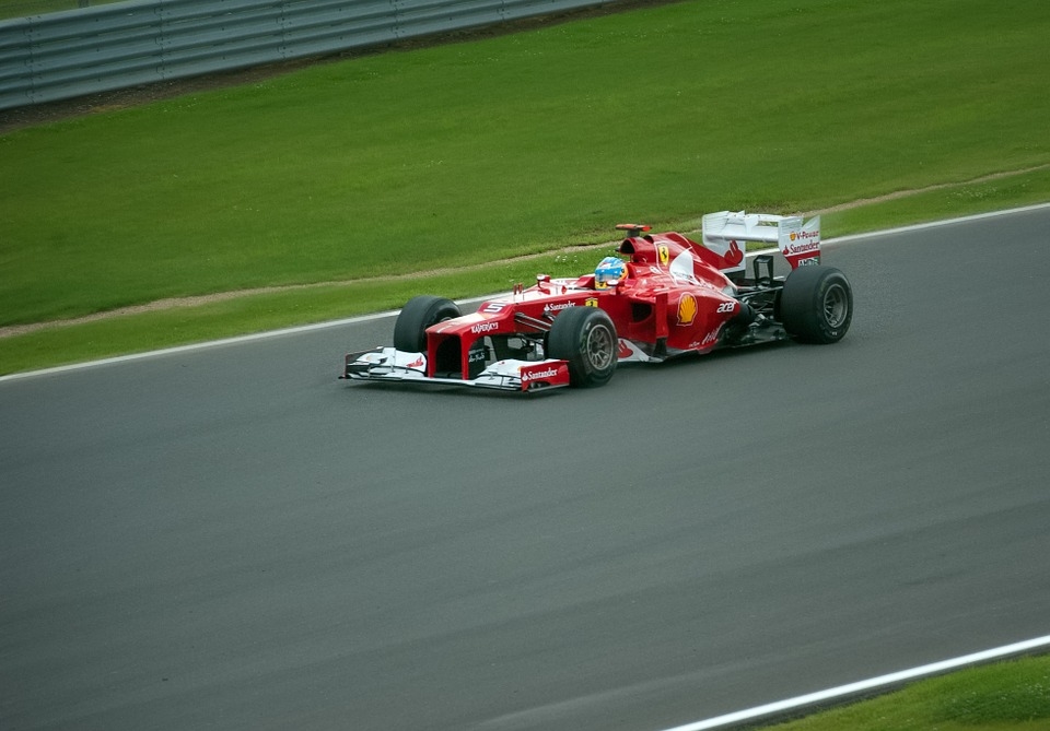 Каскадьорка на Джеймс Бонд тества болид от Формула 1