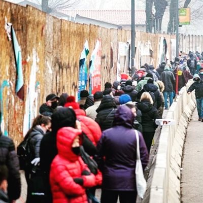 Опашката от бедни пред фондация „Всекидневен хляб” в Милано. СНИМКА Инстаграм