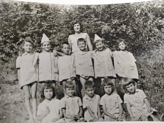 На втората редица вторият вляво с книжната войнишка шапка е Стефан Янев
Снимка: архив