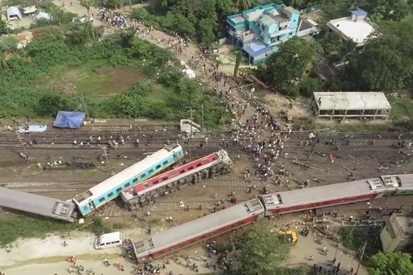 Броят на жертвите при тежката влакова катастрофа в Индия нарасна на до 250
Снимка: Twitter