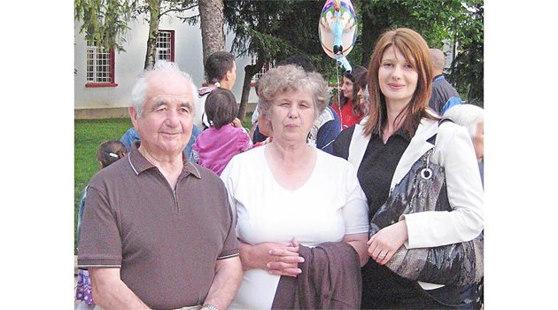 РОДИТЕЛИ: Христина с родителите си Спаска и Лазар на събор в родния Елин Пелин.