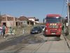 Камиони минават през центъра на Камено, жители протестират (Видео)