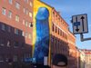 Син полов орган украси сграда в центъра 
на Стокхолм (Видео)