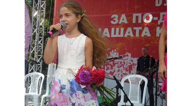 Малката Елица Камбурова изпълни вчера на Бузлуджа "бесепарските" песни "Моя страна" и "За теб, Българийо".