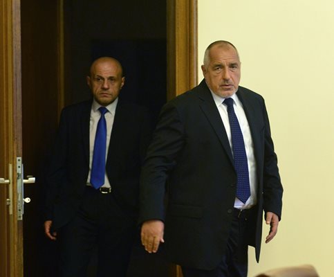 Премиерът Бойко Борисов и вицепремиерът Томислав Дончев влизат на заседание на правителството.