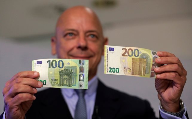 Австрийският директор на ЕЦБ Курт Прибил показва новите банкноти от 100 и 200 евро. Те ще влязат в обращение от 28 май догодина.