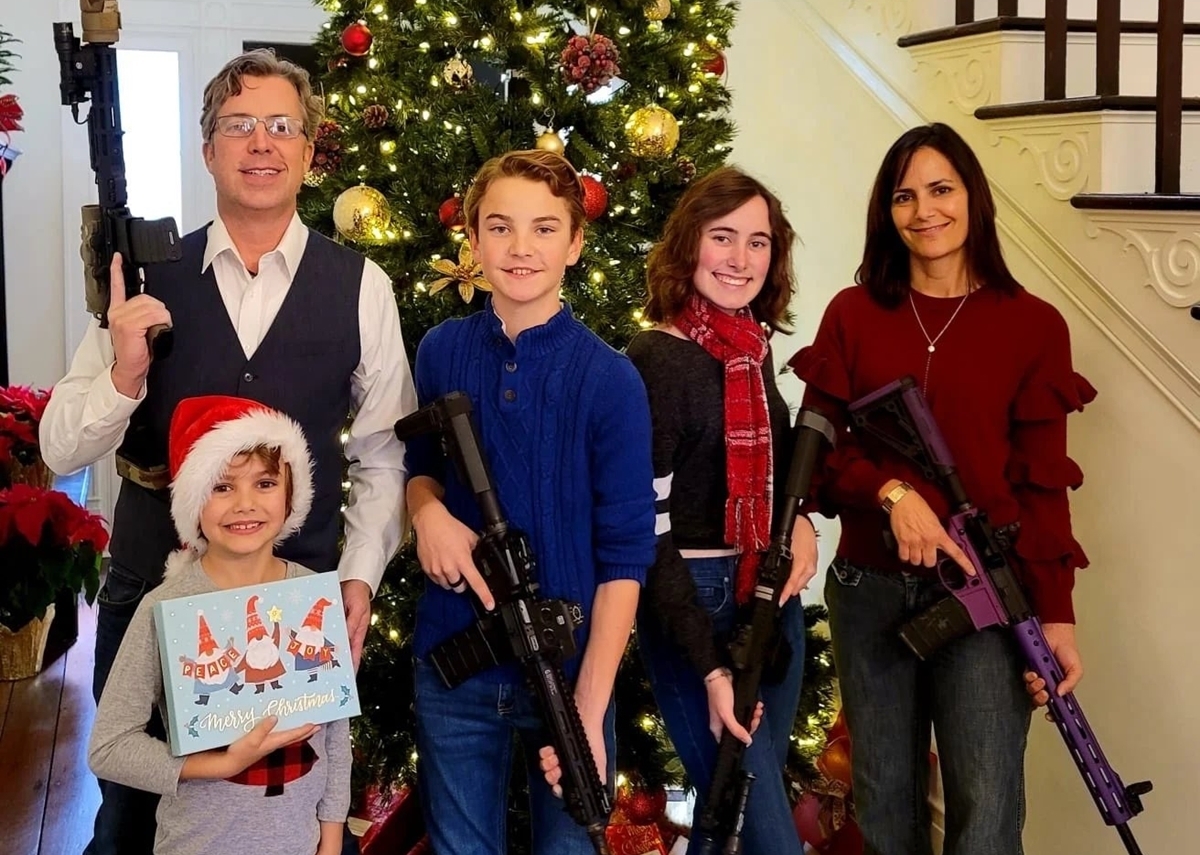 Семейна снимка с оръжие на щатски сенатор предизвика скандал в САЩ