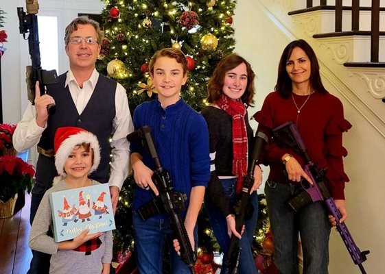 Анди Огълс позира заедно с жена си и трите си деца с автоматични оръжия в ръка СНИМКА: Туитър/sierrakid27