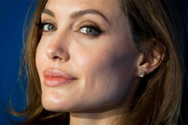 Анджелина Джоли рядко използва червило. В повечето случаи слага безцветен гланц или вариант със съвсем блед тон.