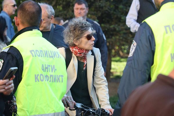 Граждани протестират пред МВР, искат оставката на Калин Стоянов
СНИМКА: Георги Кюрпанов - Генк