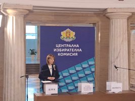 Шефката на ЦИК Камелия Нейкова обясни процедурата по теглене на жребия