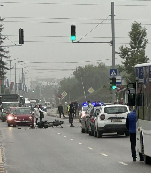 Моторист и шофьор пострадаха при катастрофа на "Коматевско шосе" в Пловдив, движението е блокирано